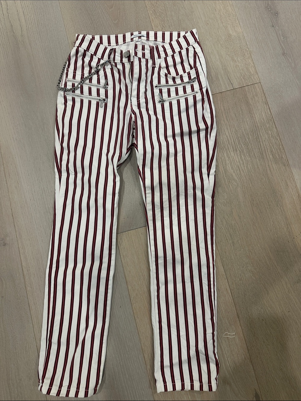 Who What Wear White Jeans with Burgundy Stripes and Chain Detail